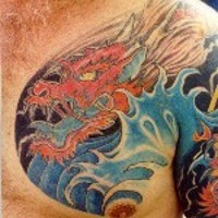 Tatuaje en pecho de un dragón rojo en el mar