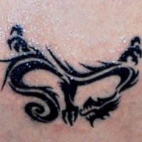 Tatuaje negro silueta de un dragón