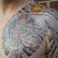 drago russo tatuaggio particolare sulla spalla