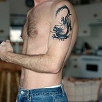 Tatuaje negro de un dragón escorpion