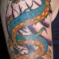 Tattoo von gelbblauem Drache  am Arm