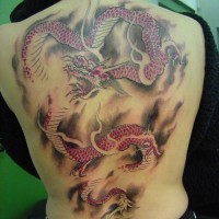 Grande dragone purpureo tatuato sulla schiena