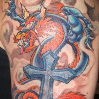 el tatuaje de un dragon asiatico con una cruz azul en el humo hecho en el brazo