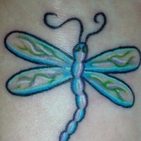 Tatuaje minimalistico de libélula azul