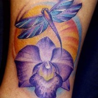 Tatuaje de flor, libélula sobre puesta del sol