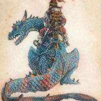 Tatuaje en color guerrero japonés montando el dragón furioso