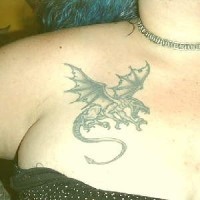 Tatuaje en el pecho de un dragón de siglo medio