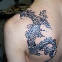 Tatuaje de un dragón chino volando
