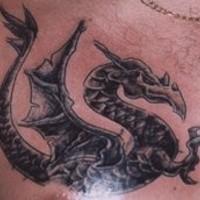 Le tatouage de dragon méchant en vol