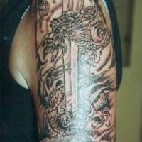Drache mit Schwert schwarze Tinte Tattoo