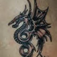 Le tatouage de dragon hydre volant à l'encre noir