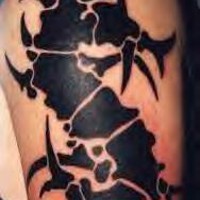 Le tatouage minimaliste en style de dragon