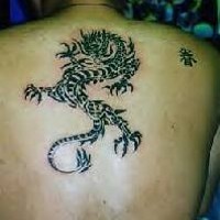 drago cinese tribale tatuaggio sulla schiena