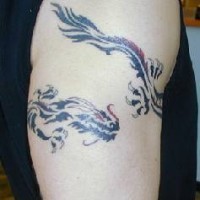 drago cinese tribale tatuaggio sul braccio