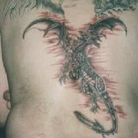 Tatuaje a toda espalda de un dragón volando