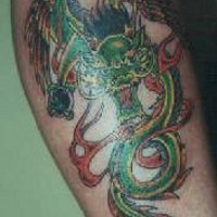 Tatuaje a color de un dragón chino con hocico abierto