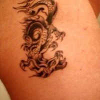 Tatuaje negro de un dragón chino
