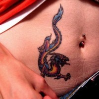 Tatuaggio grande colorato sulla pancia il dragone terribile
