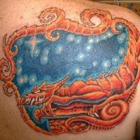 drago rosso con cielo scape tatuaggio