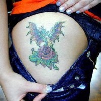 drago blu con rosa tatuaggio