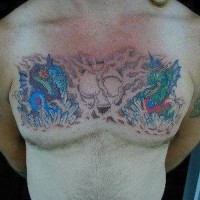 Blauer und grüner Drache mit Vollmond Tattoo an der Brust