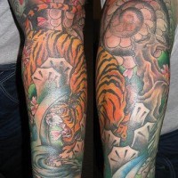Kriechender Tiger auf Felsen farbigen Tattoo