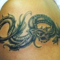 drago volante uroboros tatuaggio