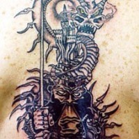 Tatuaje de dragón con un gnomo guerrero