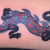 Blauer und roter Tribal Drache Tattoo