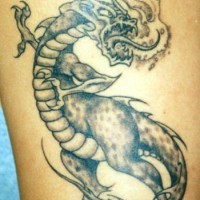Tatuaje de un dragón a pie rugiendo
