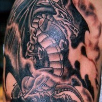 Tatuaje negro de un dragón edad media