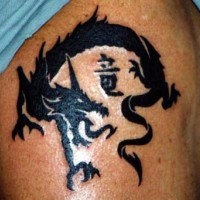 Tatuaje de un dragón negro y un jeroglífico
