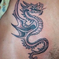 serpente volante inchiostro nero tatuaggio