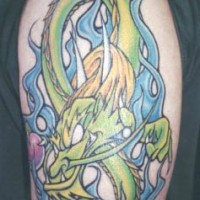 drago verde sulle fiamme blu tatuaggio