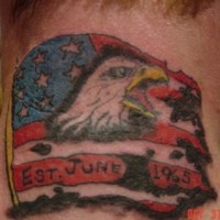el tatuaje patriota de una aguila encima de la bandera americana