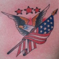 el tatuaje de una aguilacon la bandera de estados unidos hecho en colores