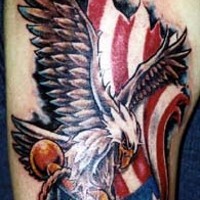 el tatuaje de la aguila con la bandera americana hecho en color en el brazo