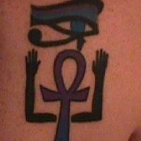Tatuaje de símbolos egpcios ojo de Horus y cruz con manos