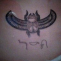 Le tatouage de Bousier sacré avec des hiéroglyphes égyptiens