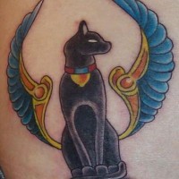 gatto nero egiziano con le ali blu tauaggio