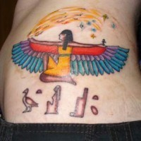 Tatuaje de símbolos egipcios  y una diosa con alas