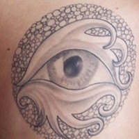 Le tatouage d’œil avec l'entrelacs en cercle
