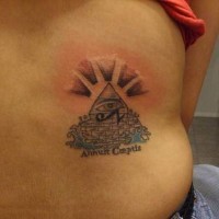 Tatuaje de piramide egipcia con jeroglíficos