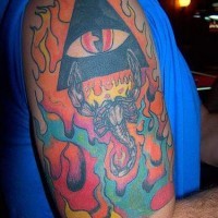 scorpione egeziana e occhio vede tutto nel  fuoco colorato tatuaggio