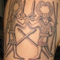 Tatuaje estilo egipcio dos guerreros en tinta negra
