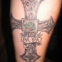 Tatuaje en el antebrazo, cruz grande masiva, escrito papa