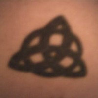 Le tatouage de nœud en symbole de trèfle à l'encre noir
