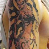 Tatuaje de una hada sexy en brazo