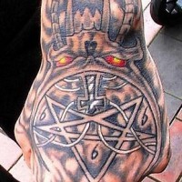 Tattoo von böser scharfer Schneide, Dreieck und Kreuz an der Hand