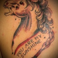 tatuaje de caballo diab-olico con escritos Eres mi luz de sol